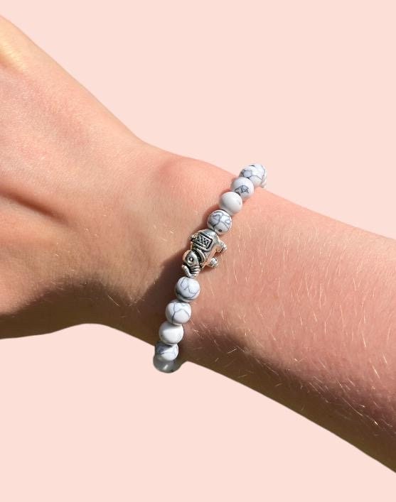 White & grey marble elephant charm bracelet with inspirational bravery/ strength/ courage quote card